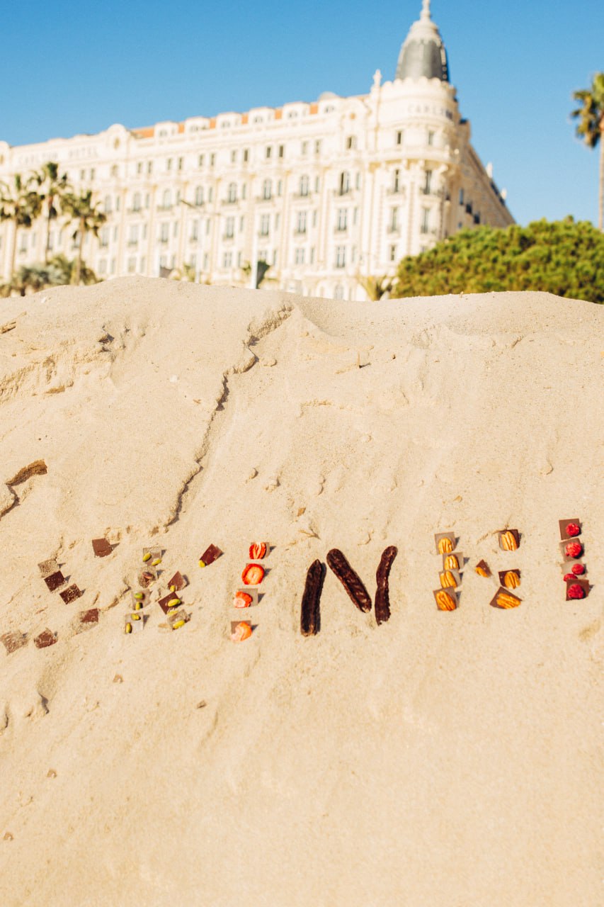 the-inscription-skinni-made-of-chocolate-on-the-sand